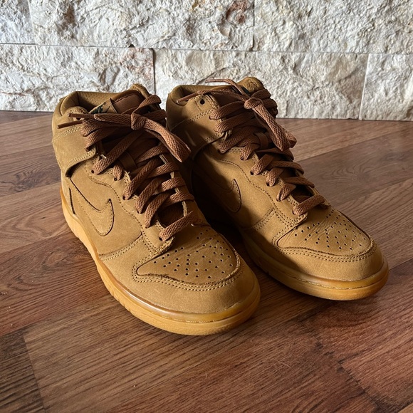 Nike Dunk High “Flax” GS,
Size 5.5 Youth - Picture 2 of 3